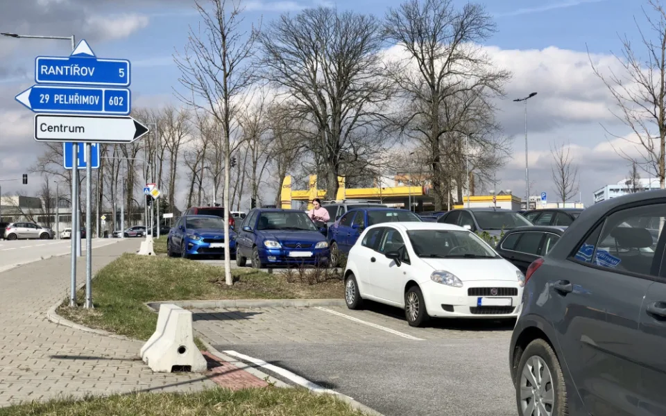 Řidiči na sídlišti U Hřbitova si začnou zvykat na modré čáry. Co město plánuje udělat s parkovištěm P+R?