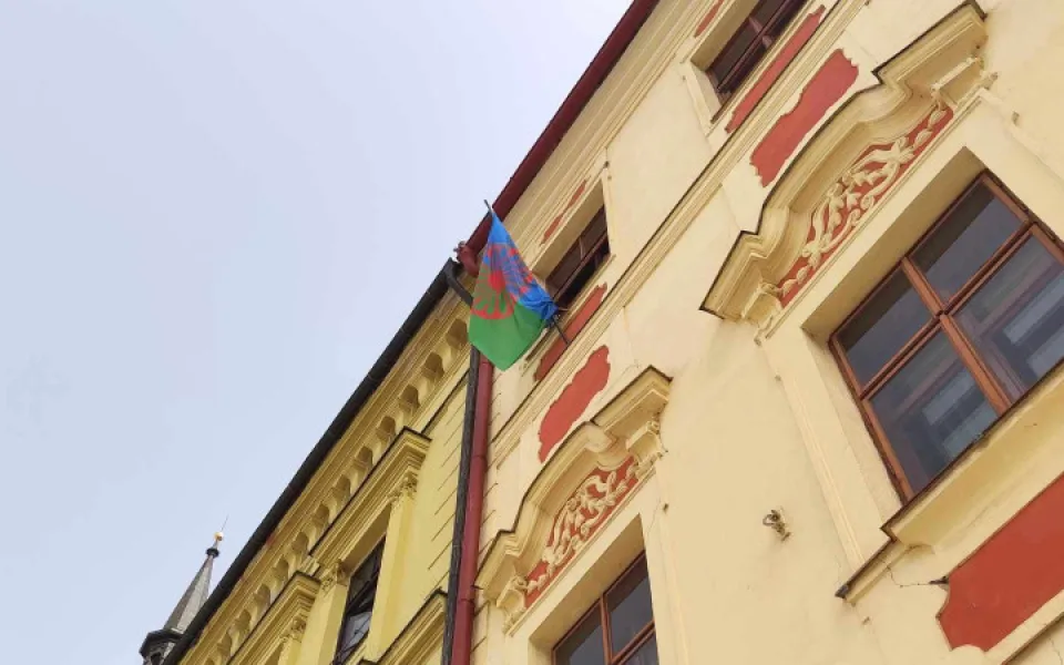 Na radnici v Jihlavě vlaje romská vlajka. Poprvé se tam objevila před pěti lety