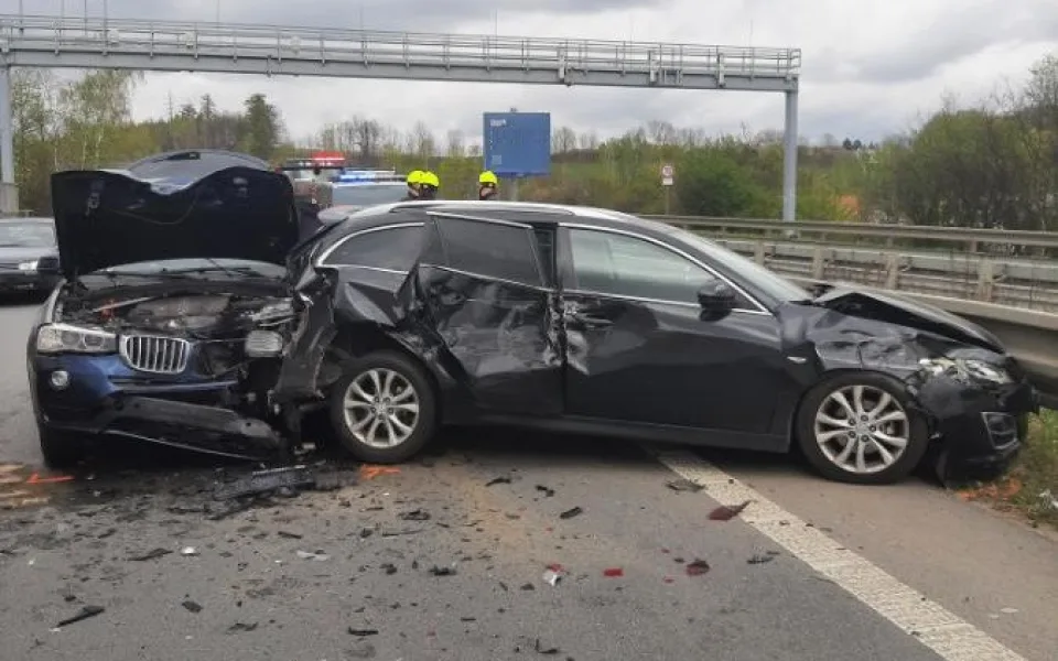 Řetězová reakce. Záchranáře zaměstnala nehoda tří aut na přivaděči u Jihlavy, čtyři lidé skončili v nemocnici