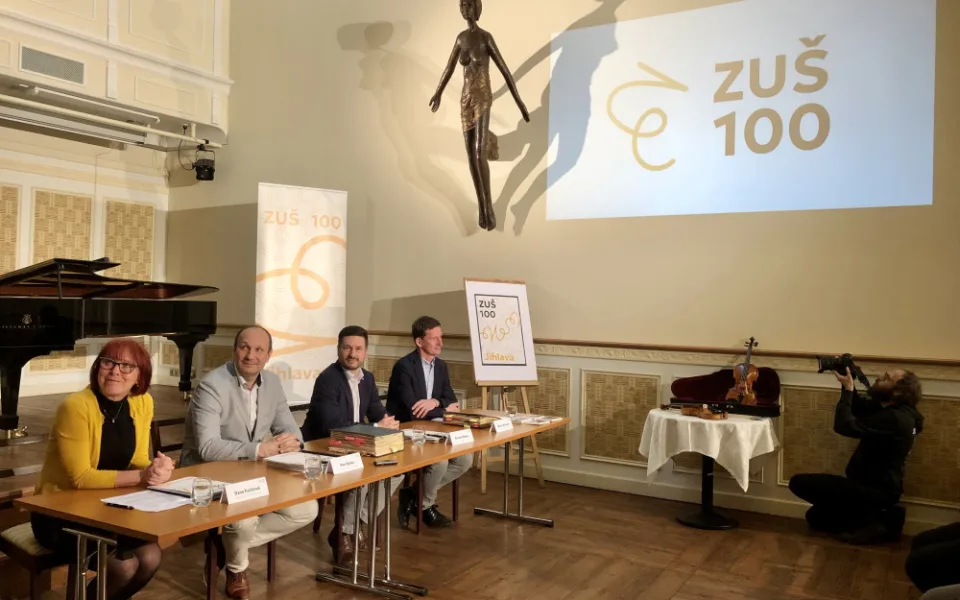 VIDEO: Jihlavská ZUŠ už sto let pomáhá rozvíjet talent dětí. Výročí přijede oslavit i Čechomor