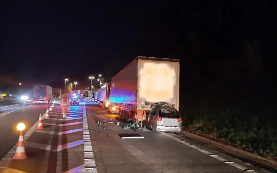 Smrt na D1. Mladý cizinec v autě narazil do odstaveného návěsu, na místě podlehl zraněním