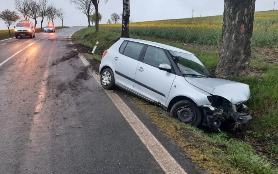 Muž popil a usedl za volant. Dostal se do protisměru a na Žďársku boural, nadýchal skoro čtyři promile