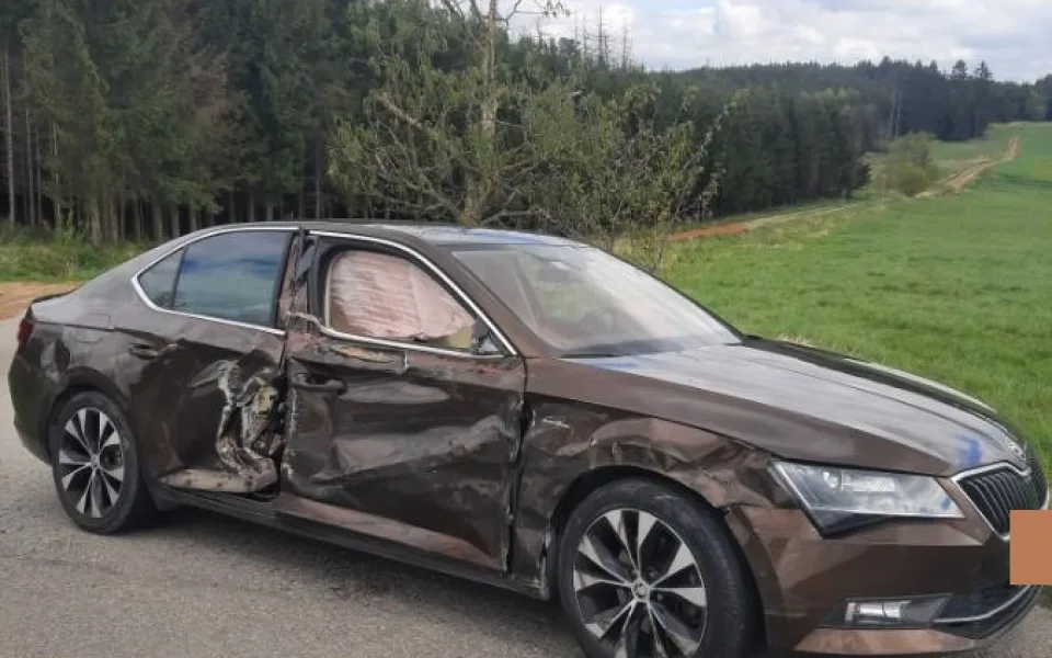 Incident u Dlouhé Brtnice. Při odbočování se tam srazil traktor s osobním autem