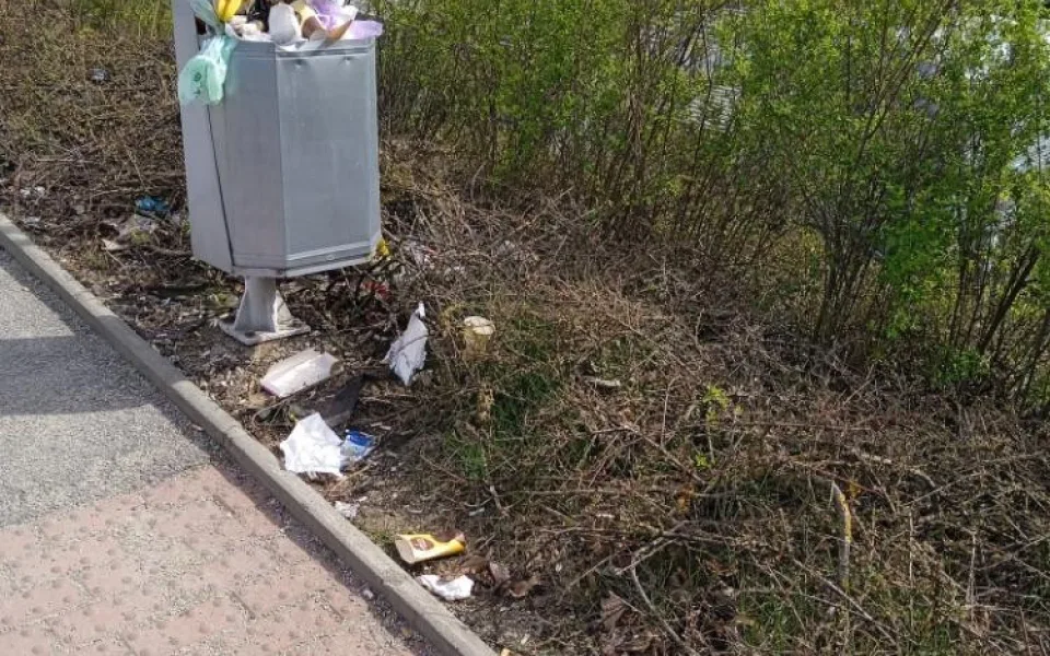 Jihlavané na sítích píšou o přeplněných koších. Největší nepořádek je hlavně na zastávce u Billy, tvrdí jeden z nich
