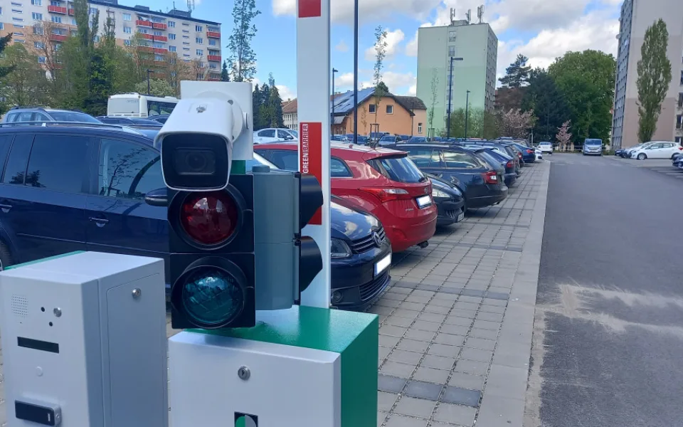 Závora na parkovišti za budovou E