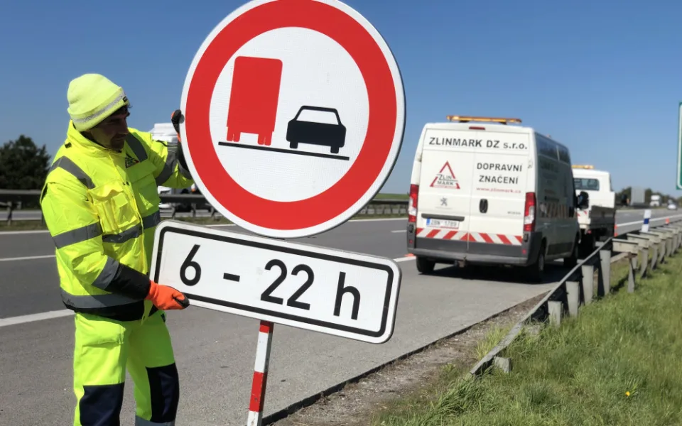 VIDEO: Na D1 přibyly další značky, které řidičům kamionů zakazují předjíždění. Celkem jich bude 250