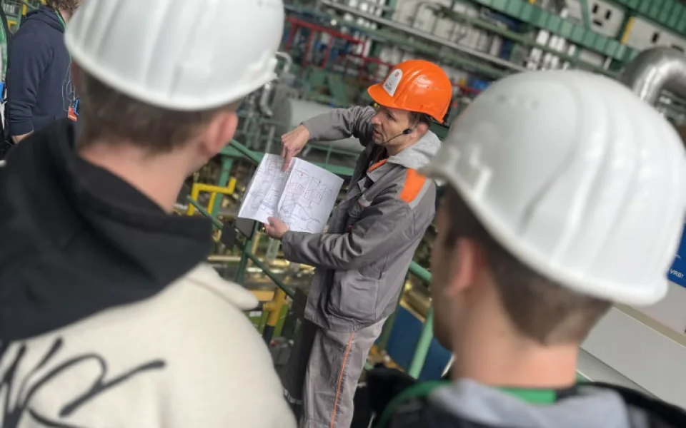 Maturity začaly i v dukovanské elektrárně. Energetika zajímá nejen studenty, ale i studentky