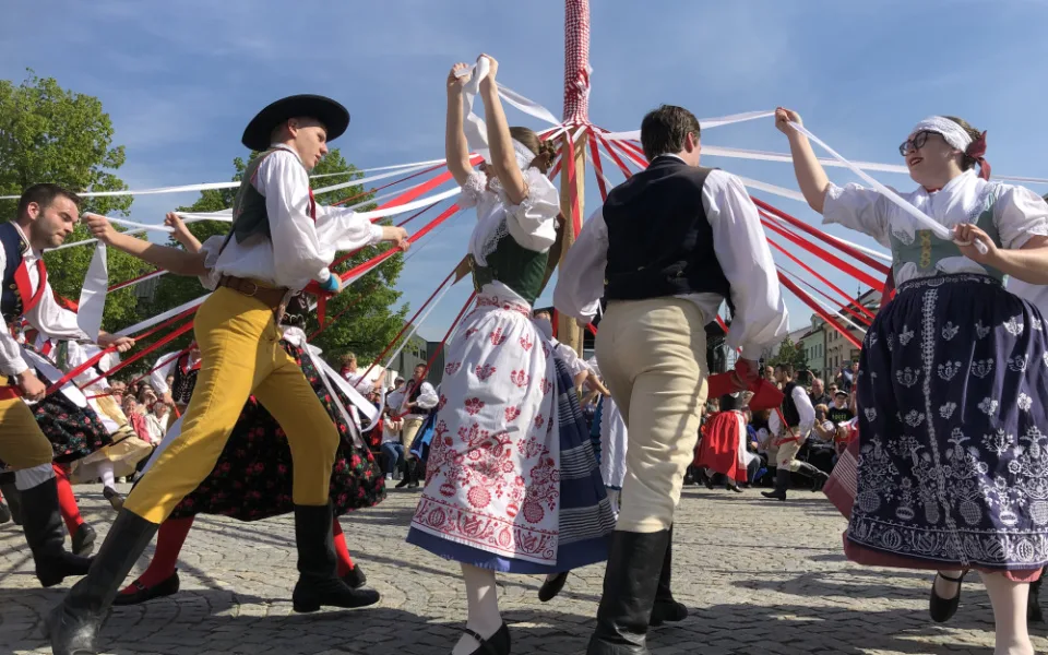 VIDEO: Májové slavnosti v Jihlavě ve znamení folkloru. Podívejte se na letošní zaplétání máje