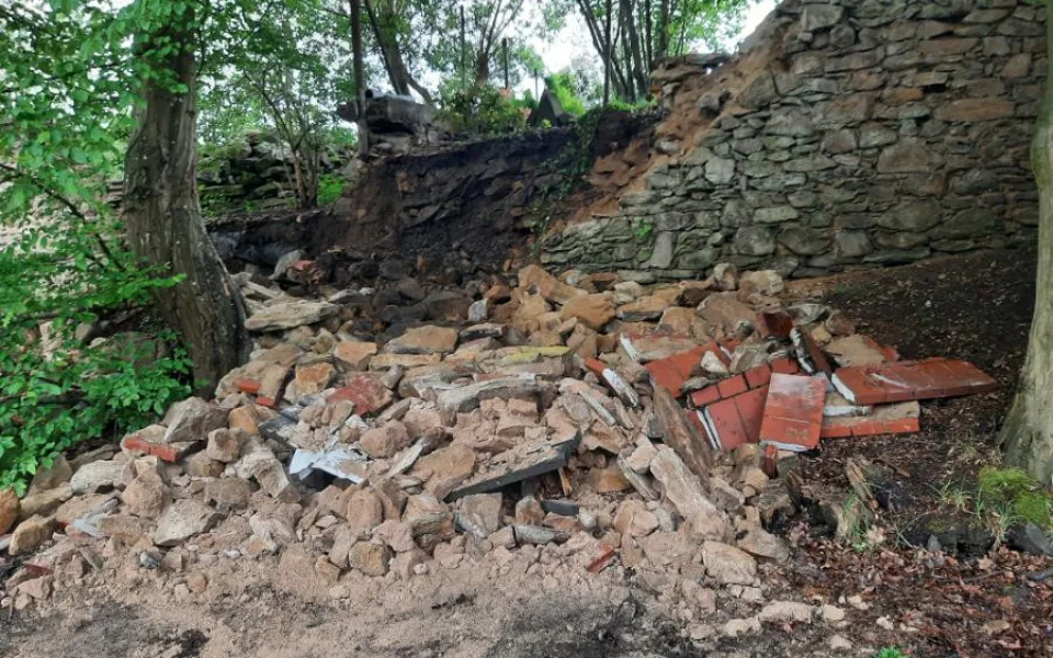 Incident v pacovském zámeckém parku: Na dvě seniorky na lavičce se zřítila zeď, zasahovat musel i vrtulník 