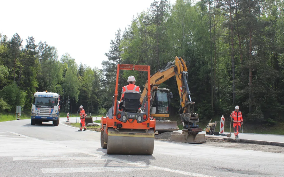 Stavba nové okružní křižovatky na přivaděči dnes začala. Podívejte se na zahájení prací