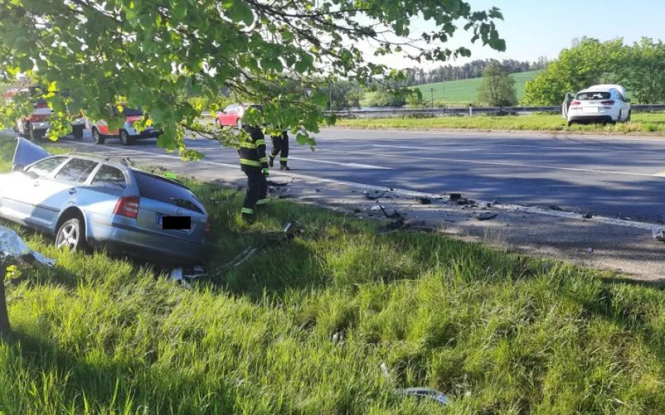 Škoda přes čtvrt milionu, dva zranění řidiči. To je bilance nehody dvou u Laviček