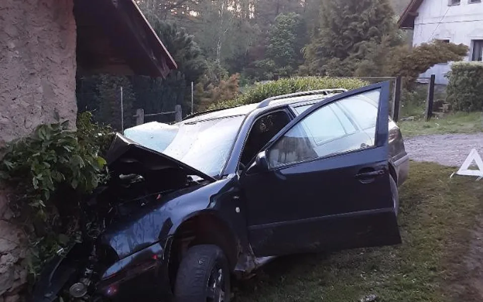 Opilý řidič na Havlíčkobrodsku boural, narazil do domu a utekl. Selhaly mi brzdy, tvrdil pak policii