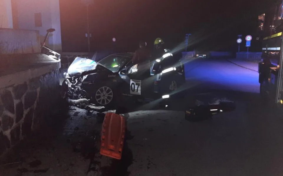 Řidička na hrázi přehrady dostala ve vysoké rychlosti smyk a narazila do zdi. Nehoda si vyžádala zásah vrtulníku