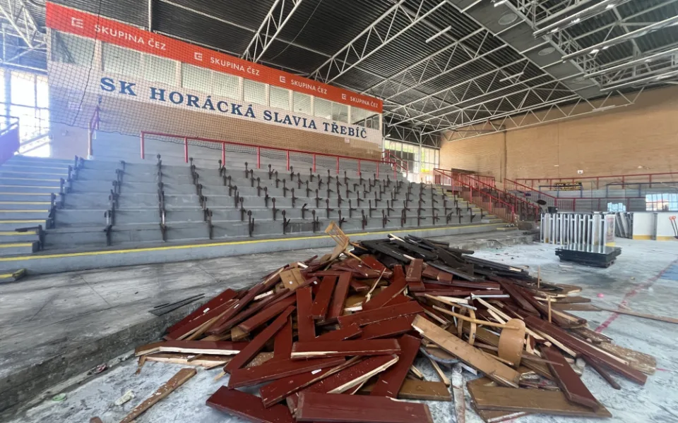 V Třebíči už začala rekonstrukce stadionu. Podívejte se, jak to teď vevnitř vypadá 
