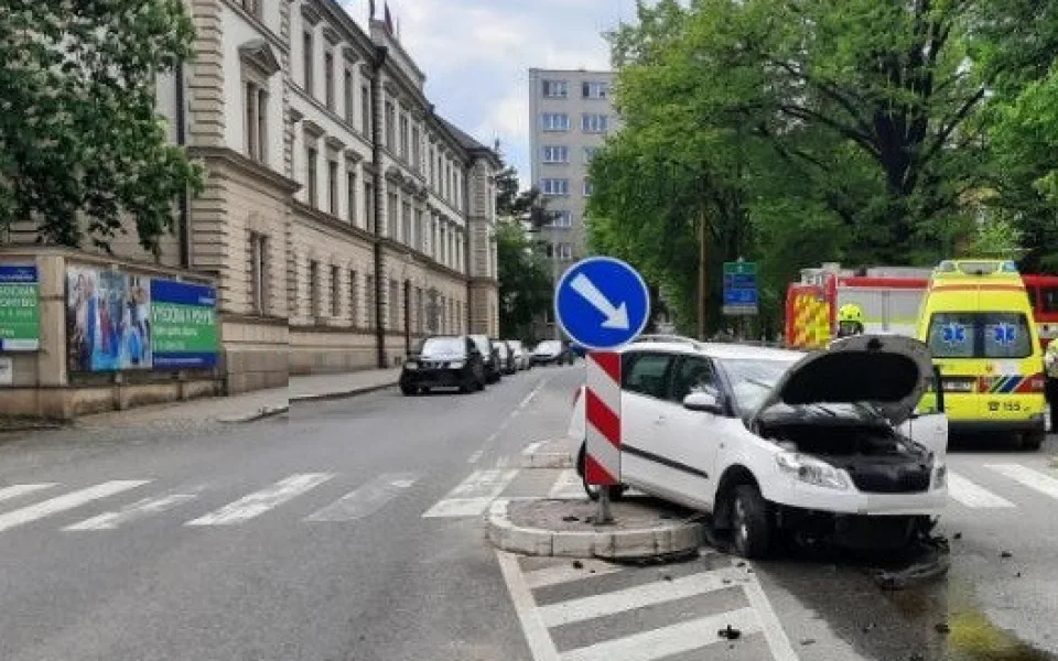Řidič Fabie v Jihlavě na chvilku usnul a narazil do ostrůvku u přechodu. Tři lidé se zranili a skončili v nemocnici 