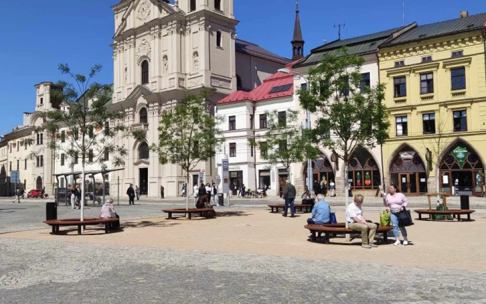 Každý z pěti jerlínů na náměstí má nově kruhovou lavičku. Investice vyšla na 380 tisíc korun