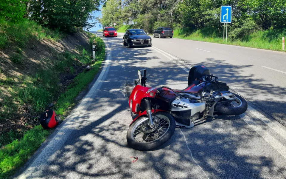 Incident v Kostelci u Jihlavy. Řidička se srazila s motorkářem, toho zdravotníci převezli do nemocnice 