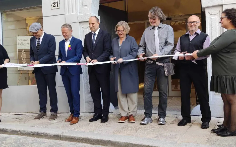 Slavnostní přestřižení pásky při oficiálním otevření Stříbrného domu.