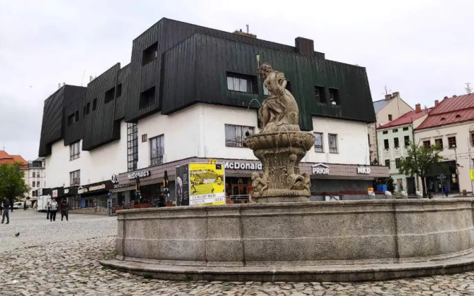Obchodní dům prior na Masarykově náměstí byl otevřený 19. května 1983