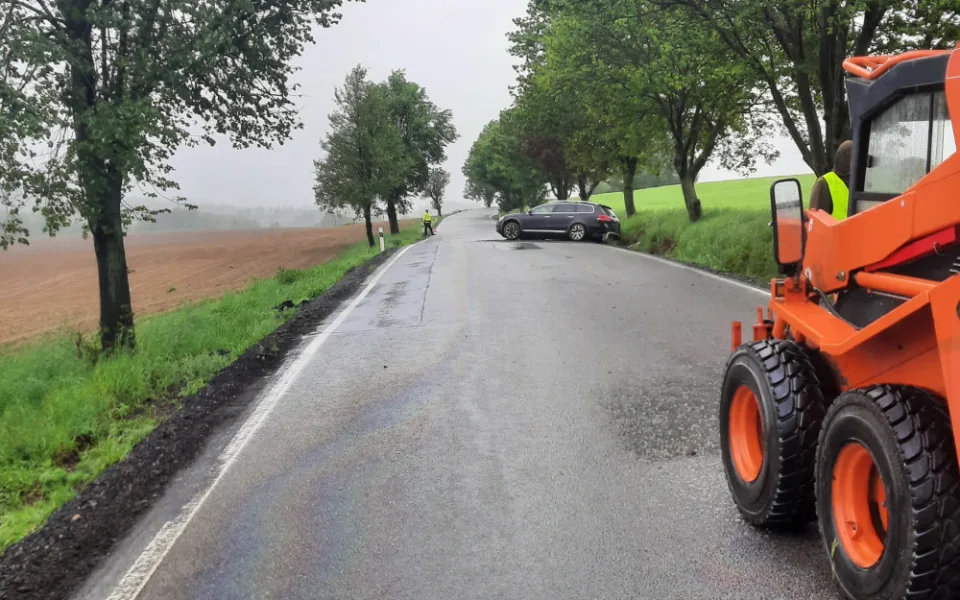 Nehody na Vysočině: U Cerekve se srazilo auto s pracovním strojem, pro motorkáře na Pelhřimovsku letěl vrtulník