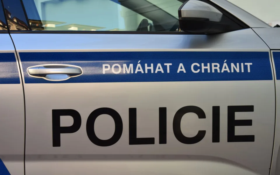 Tragické ráno na železnici. Na Žďársku našla policie mrtvého člověka, na Pelhřimovsku smetl vlak auto
