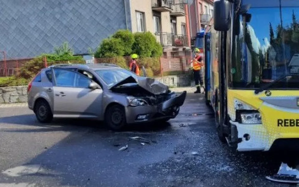 Řidička ve Žďáru odbočovala a narazila do autobusu, který jel po hlavní. Skončila v péči lékařů 