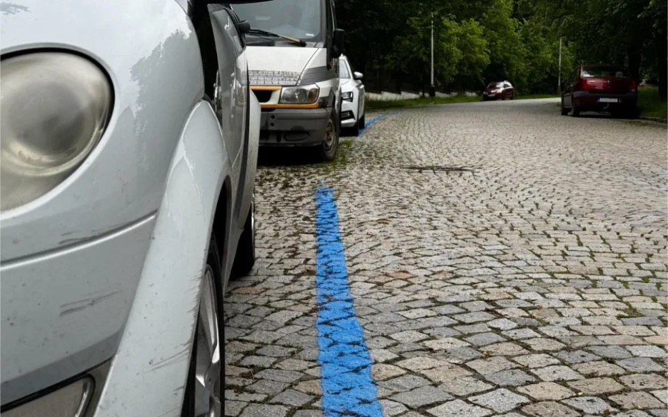 Znovu a lépe. Stříkání modrých čar se u jihlavského hřbitova napoprvé nepovedlo, překážela tam auta 