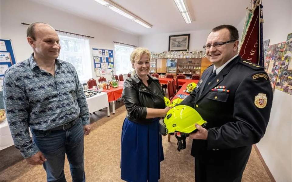 Jihlavští dobrovolní hasiči mají nové lehčí přilby. Jsou pro technické zásahy a venkovní požáry. Foto: poskytlo Město Jihlava