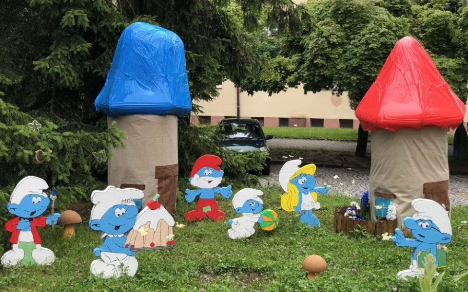 VIDEO: Jihlavský Palouček znovu baví děti i dospělé. Vyrostla tady šmoulí vesnice, zmizí až v září