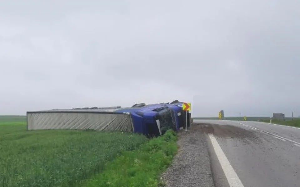 Řidič kamionu jel moc rychle, jeho vůz skončil v poli u Svojkovic převrácený na boku. Foto: poskytla Policie ČR