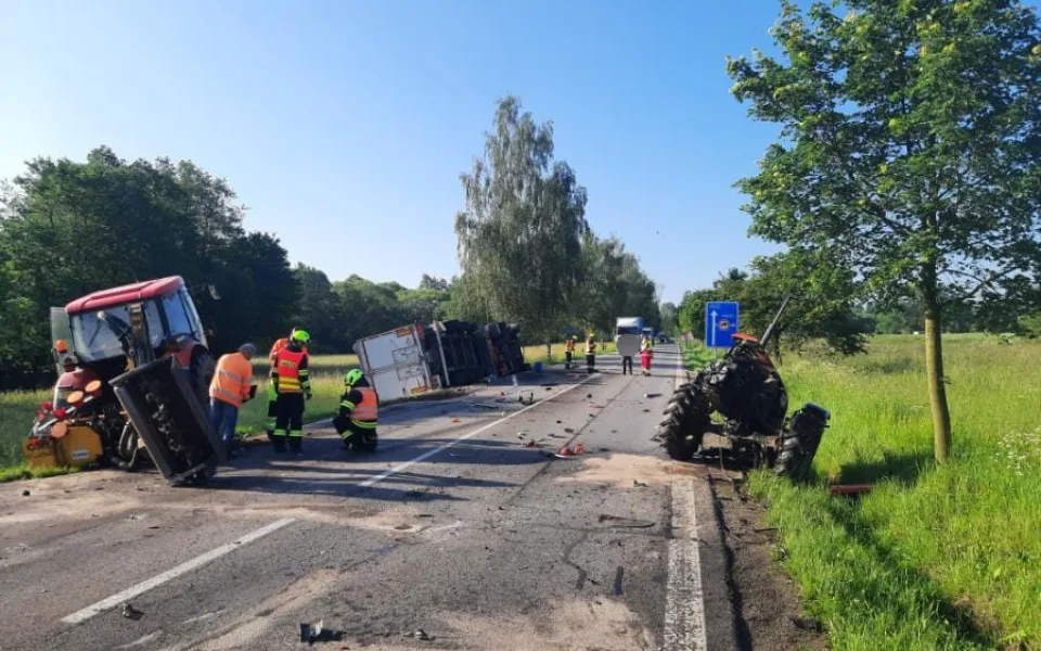 Silnici na Pelhřimovsku zablokovala nehoda náklaďáku a traktoru. Úsek je teď neprůjezdný