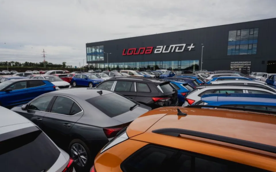 Louda Auto otevřel v Poděbradech největší autosalon předváděcích, zánovních a ojetých vozů v Evropě