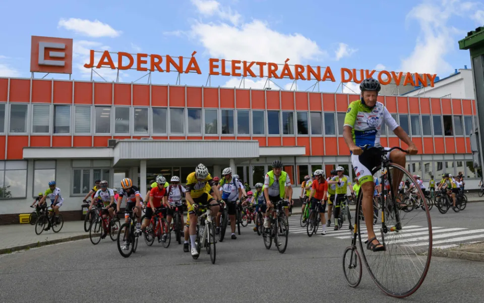 Josef Zimovčák v čele pelotonu opět projel Vysočinou. Stavil se třeba i v dukovanské elektrárně