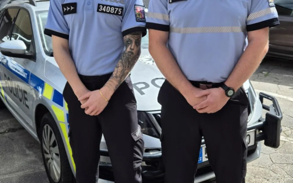 Odvážní policisté, vlevo Ondřej Svoboda, vpravo Martin Musil. Foto: poskytla Policie ČR