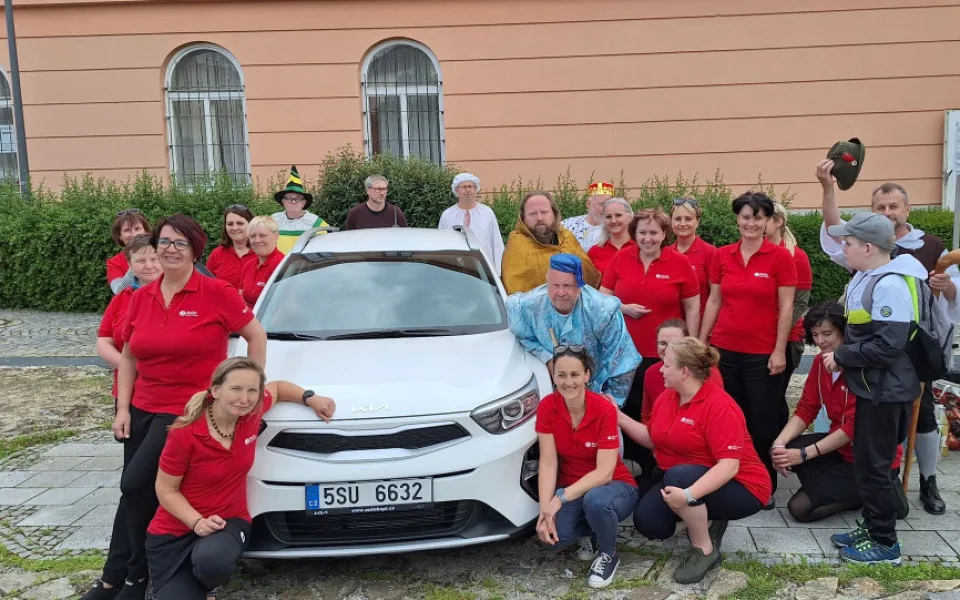 Radost v jihlavském hospicu. Díky dárcům a ochotníkům z Rantířova mají zaměstnanci nové auto