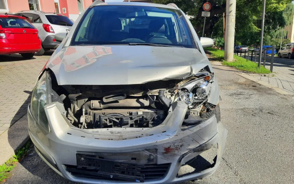 Řidič v Třebíči nedal přednost autu na hlavní silnici, škoda po nehodě je sedmdesát tisíc. Foto: Policie ČR