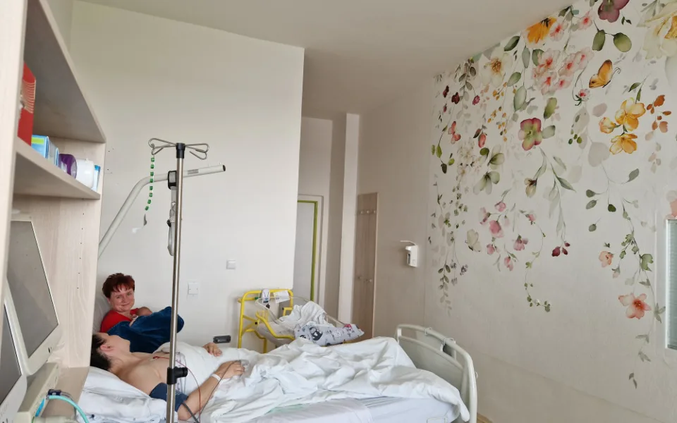 Hned po porodu mohou být všichni spolu. V jihlavské porodnici otevřeli rodinný pooperační pokoj. Foto: poskytla Nemocnice Jihlava