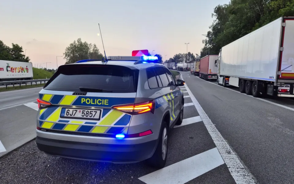 Hlídky na dálnici D1. Policie kontrolovala, jak parkují řidiči kamionů, padaly pokuty
