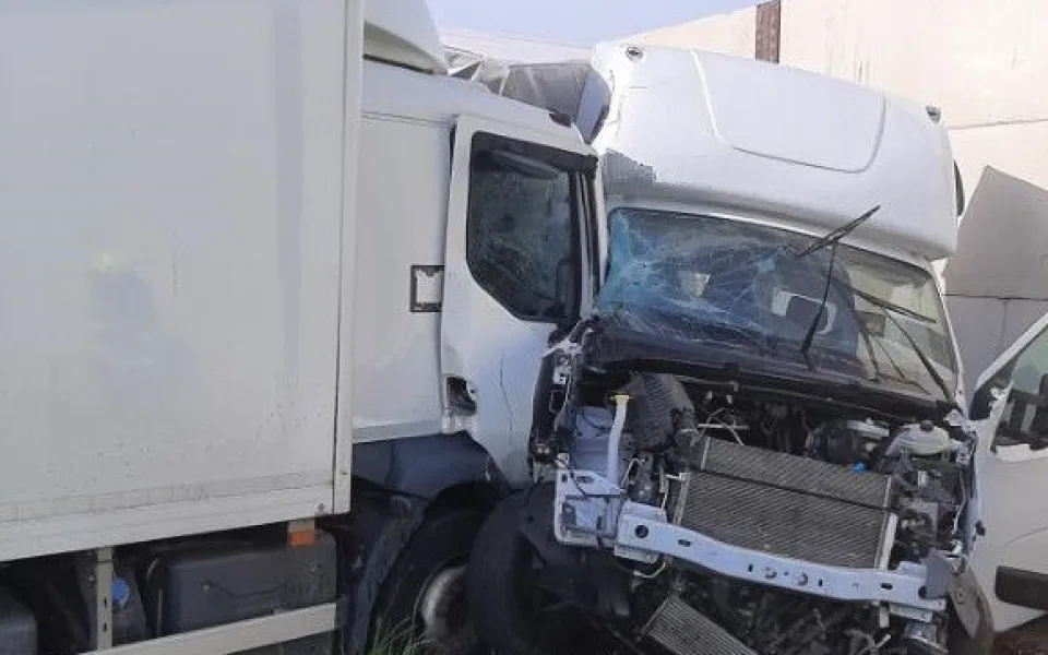Ranní havárie zaměstnávala i hasiče. Jednu osobu museli vyprostit hydraulickým nářadím. Foto: poskytla Policie ČR