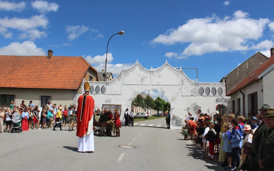VIDEO: Dolní Cerekev oslavila 800 let. Stovky lidí šly historickým průvodem, na den se tam znovu objevila brána, kterou zbořil tank