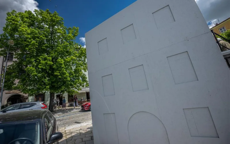 Jihlava se dnes rozloučí s kontroverzní tribunou na náměstí, o víkendu se rozmontuje a odveze. Foto: poskytlo Město Jihlava