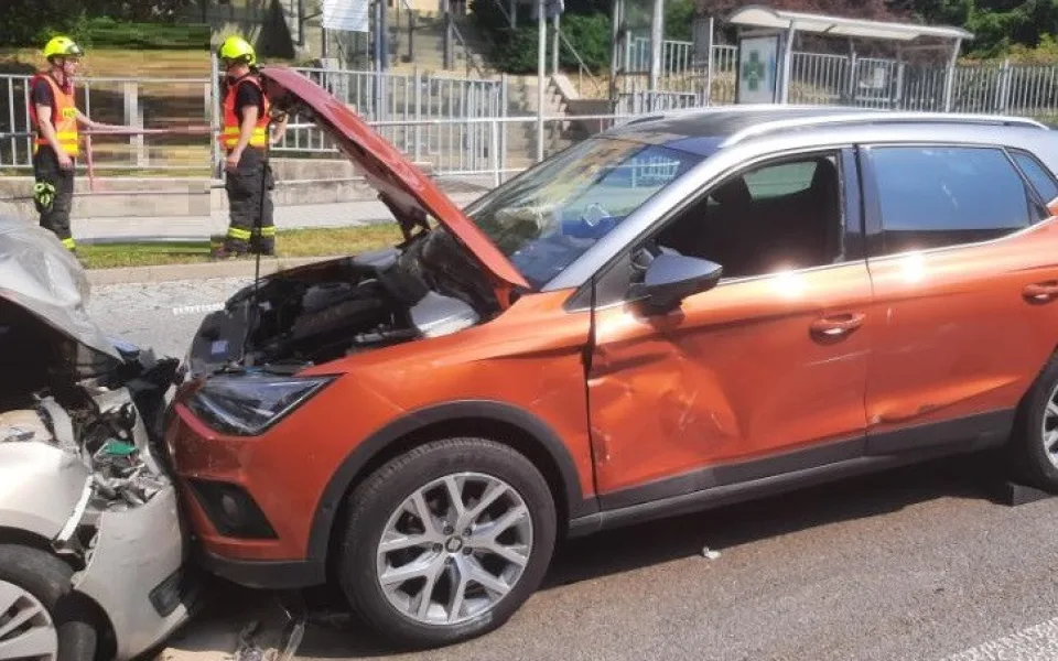 V Pelhřimově se dopoledne srazila čtyři auta, jeden z řidičů utrpěl zranění. Foto: poskytla Policie ČR