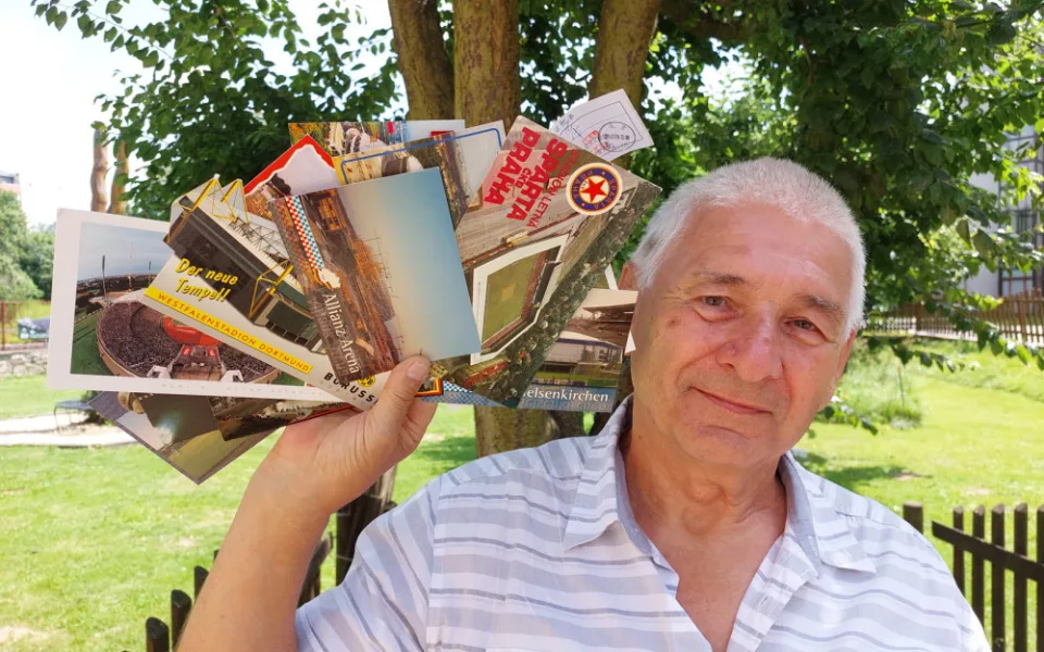 Rudolf Káva se svými pohlednicemi. Foto: poskytla Agentura Dobrý den