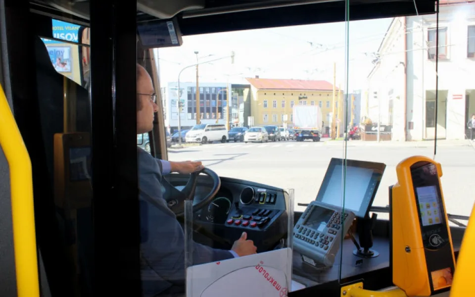 Začínají prázdniny, v jihlavských autobusech a trolejbusech bude dva měsíce platit letní jízdní řád