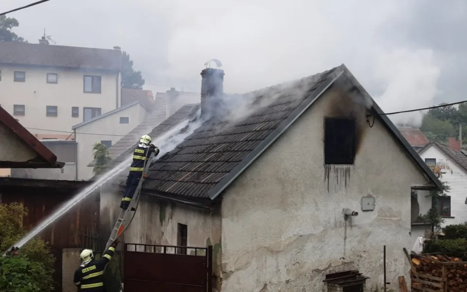 Tragédie na Jihlavsku. Dva lidé dnes před obědem uhořeli v rodinném domě