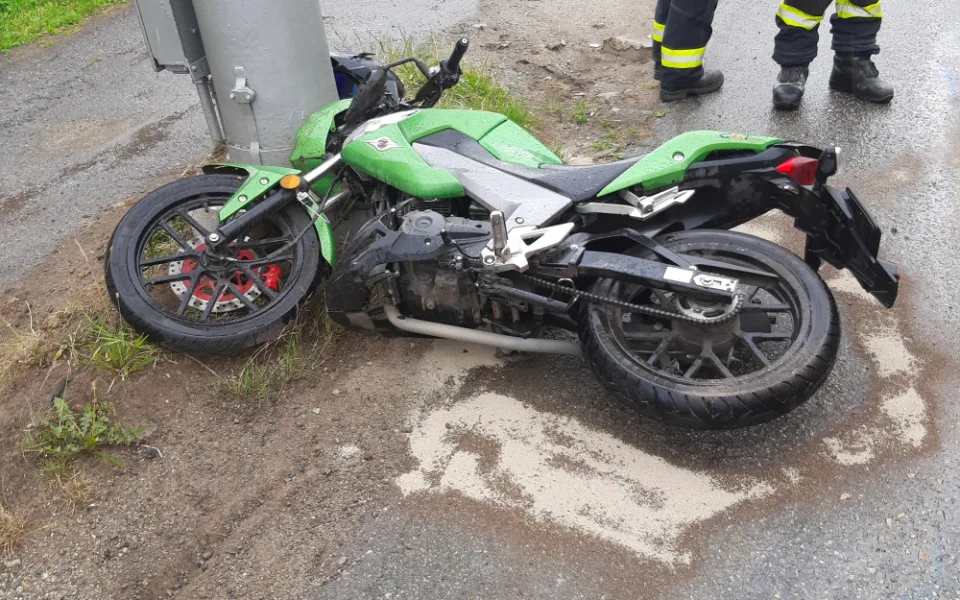 Nehoda na Romana Havelky. Motorkáře, který se srazil s autem, transportovali do jihlavské nemocnice