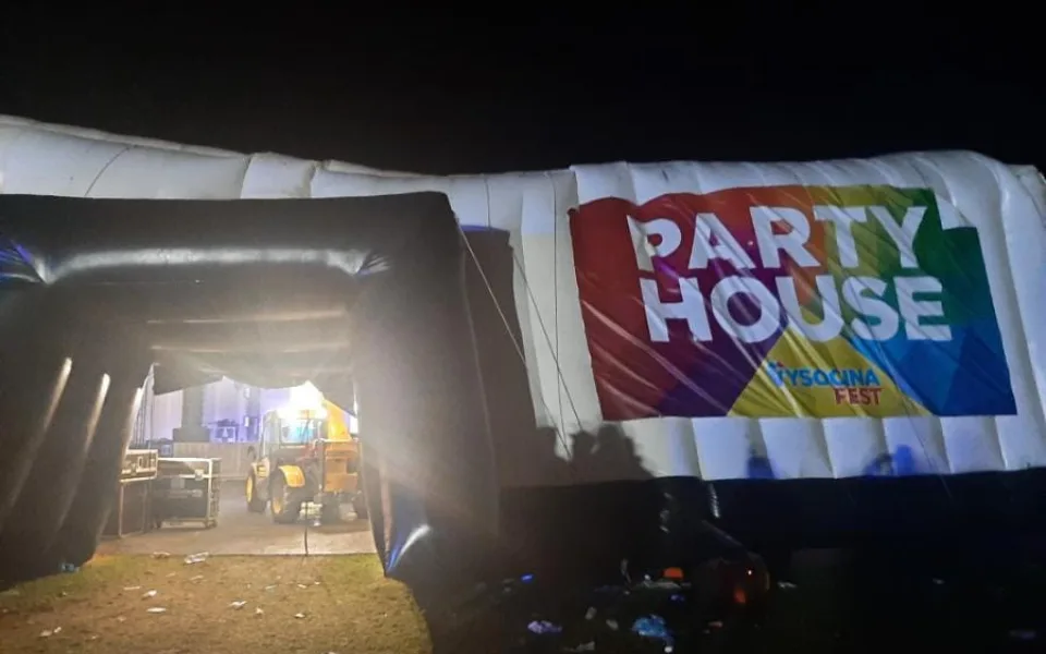V jihlavské nemocnici skončilo po tlačenici na hudebním festivalu 17 lidí. tři z nich jsou na JIP