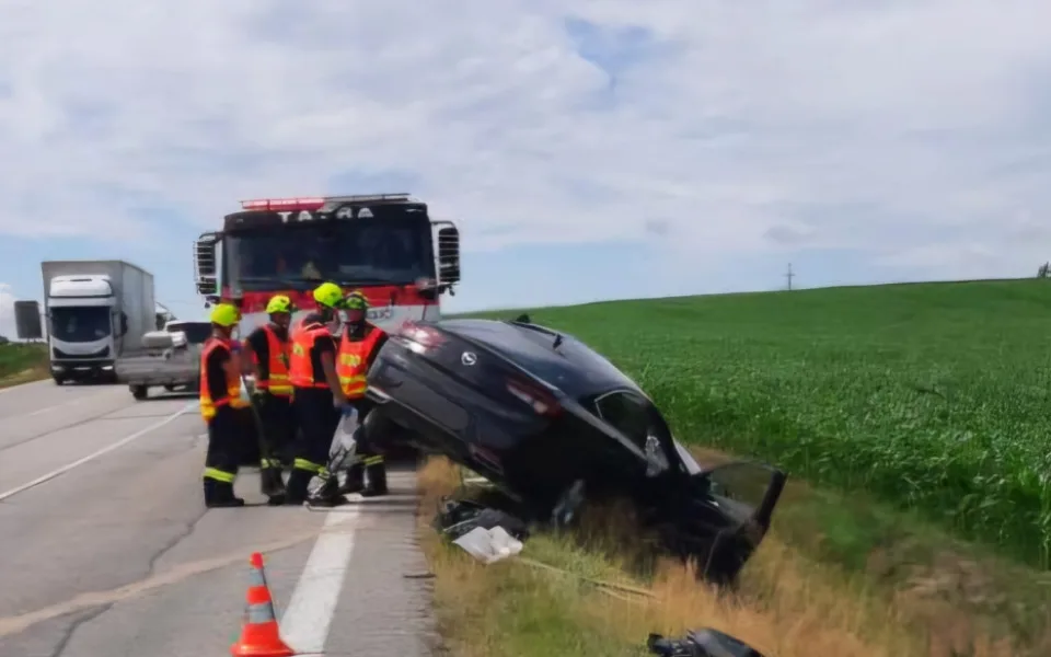 U Mělkovic se stala vážná nehoda, dvě ženy se zranily. Jednu z nich do nemocnice transportoval vrtulník