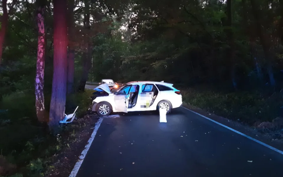 Při nehodě se zranili čtyři osoby. Včetně dítěte, které nejelo v autosedačce. Foto: poskytla Policie ČR