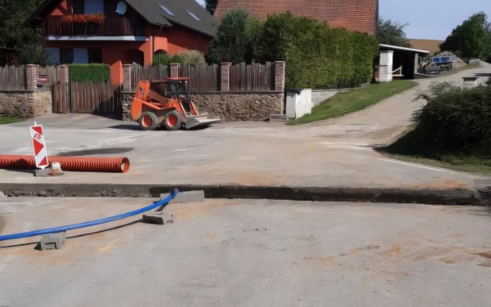 Senior na elektrokoloběžce vjel do příkopu. Letěl pro něj vrtulník